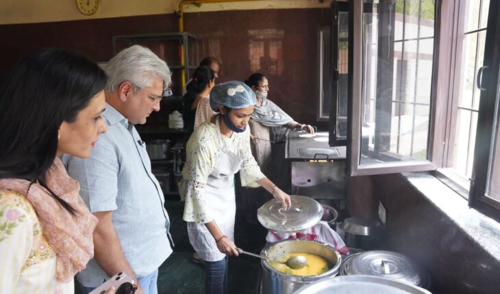 Gahlot inspects Nirmal Chhaya Complex; celebrates World Environment Day with residents 